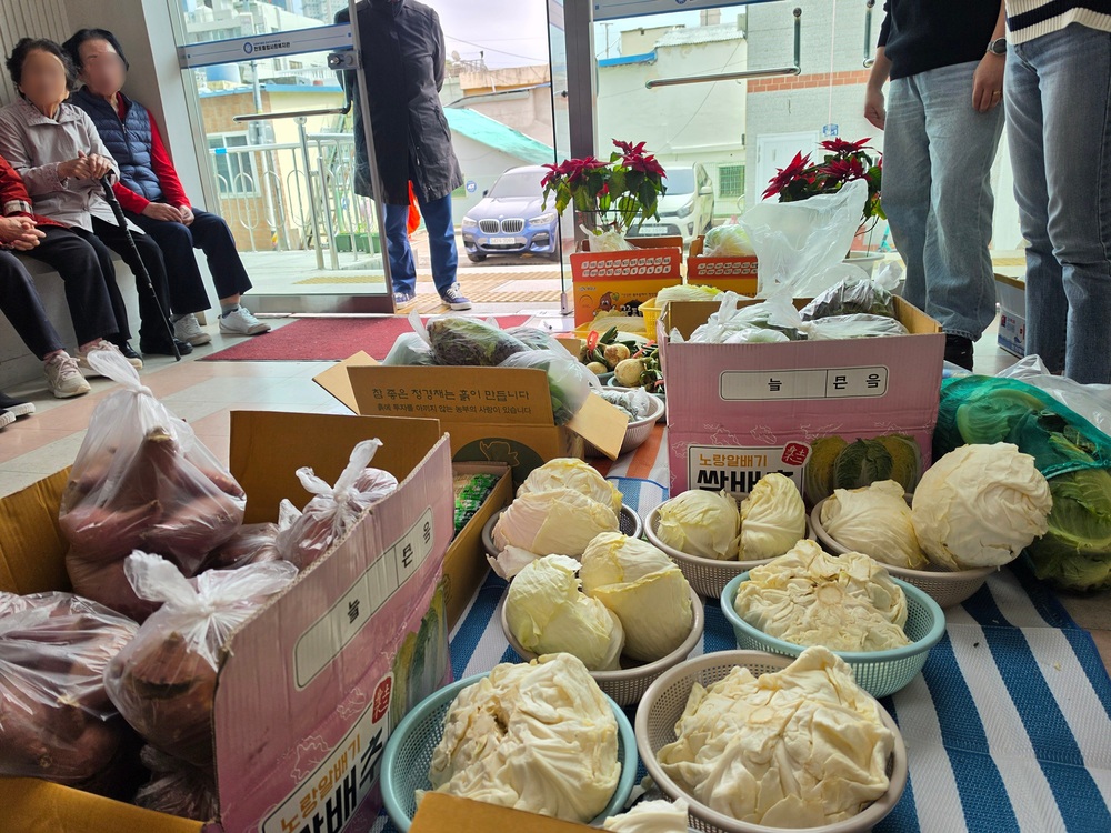 전포종합사회복지관 1층 로비에서 못난이 농작물을 판매하고 있는 사진